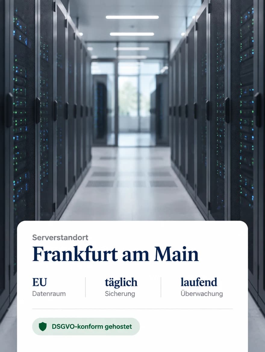 Blick durch einen Gang zwischen Serverschränken in einem Rechenzentrum